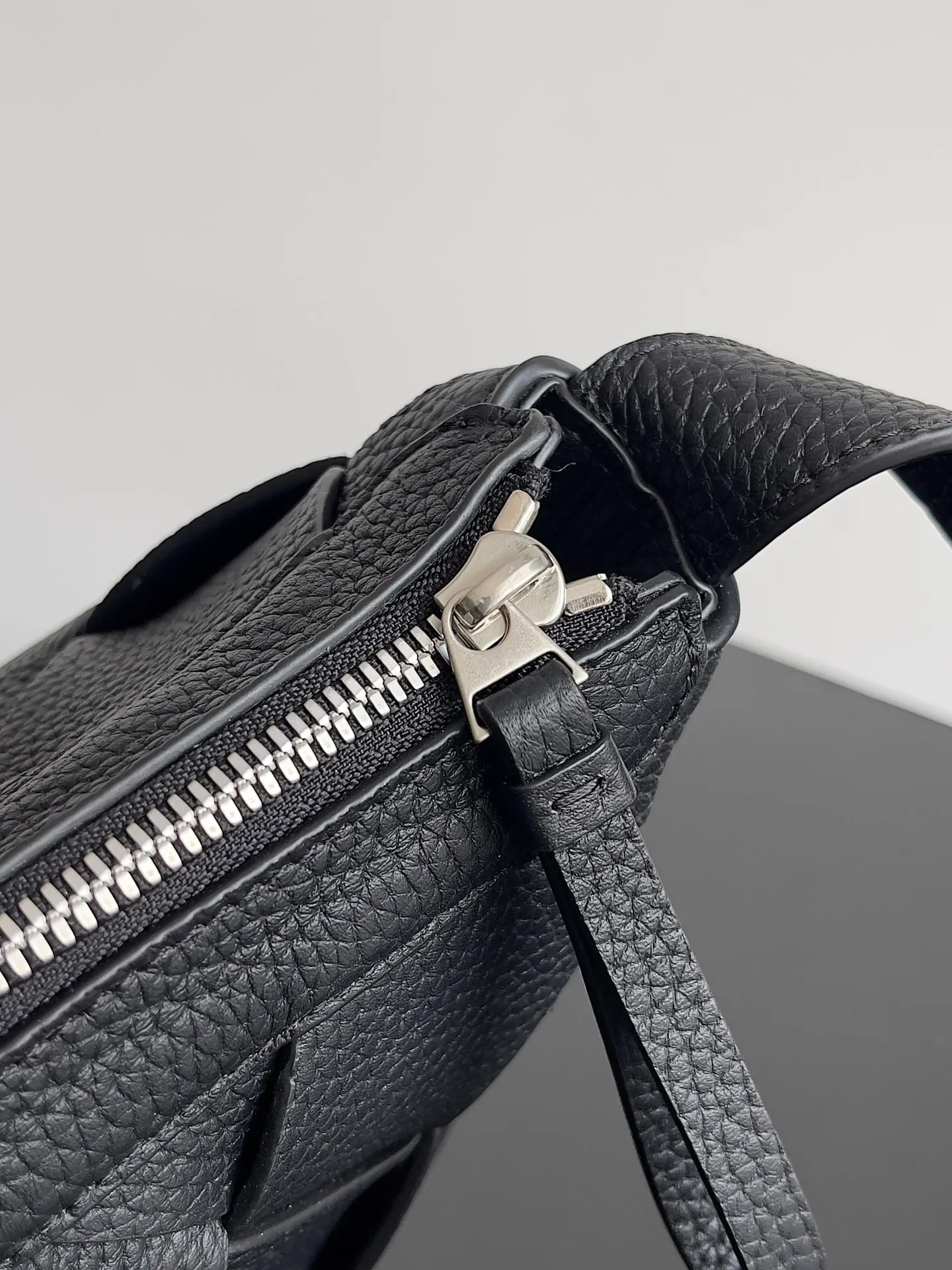 Batch 2120 BOTTEGA VENETA's new Diago Hobo Bag is made of grained cowhide. The inner canvas is lighter and is the first choice for men's relaxed style. Spanish calfskin retains the natural texture of the leather and is durable. It has a grainy texture and is more masculine. The capacity is super large, which is enough for commuting to work. Crossbody bag is a must-have for large bag lovers and is a practical must-have for commuting. Style number: 7295125 Size: 39*24*16cm